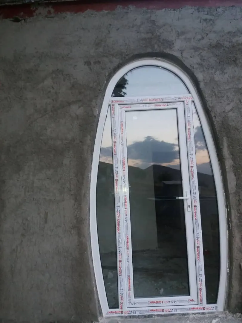 درب دوجداره‌ی UPVC با فرم بیضی سفارشی در دیوار